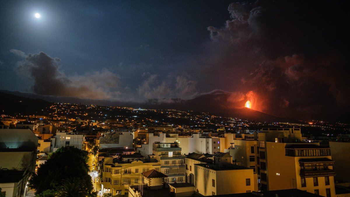 Angesichts der Aschewolken durch die Eruption des Vulkans Cumbre Vieja ist der Betrieb am Flughafen auf der Kanaren-Insel La Palma eingestellt worden.