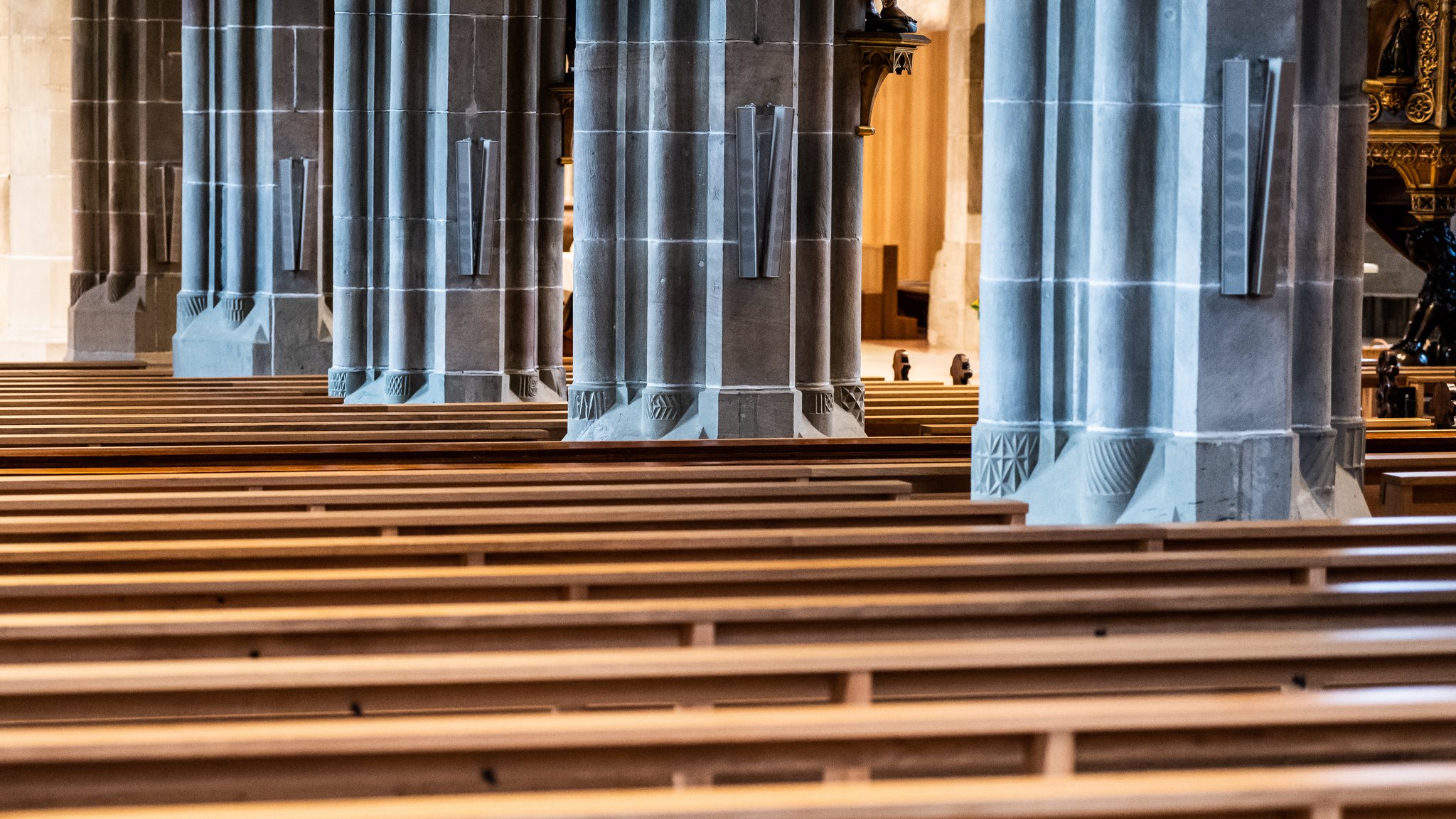 Kirchenbänke im Heilig-Kreuz-Münster