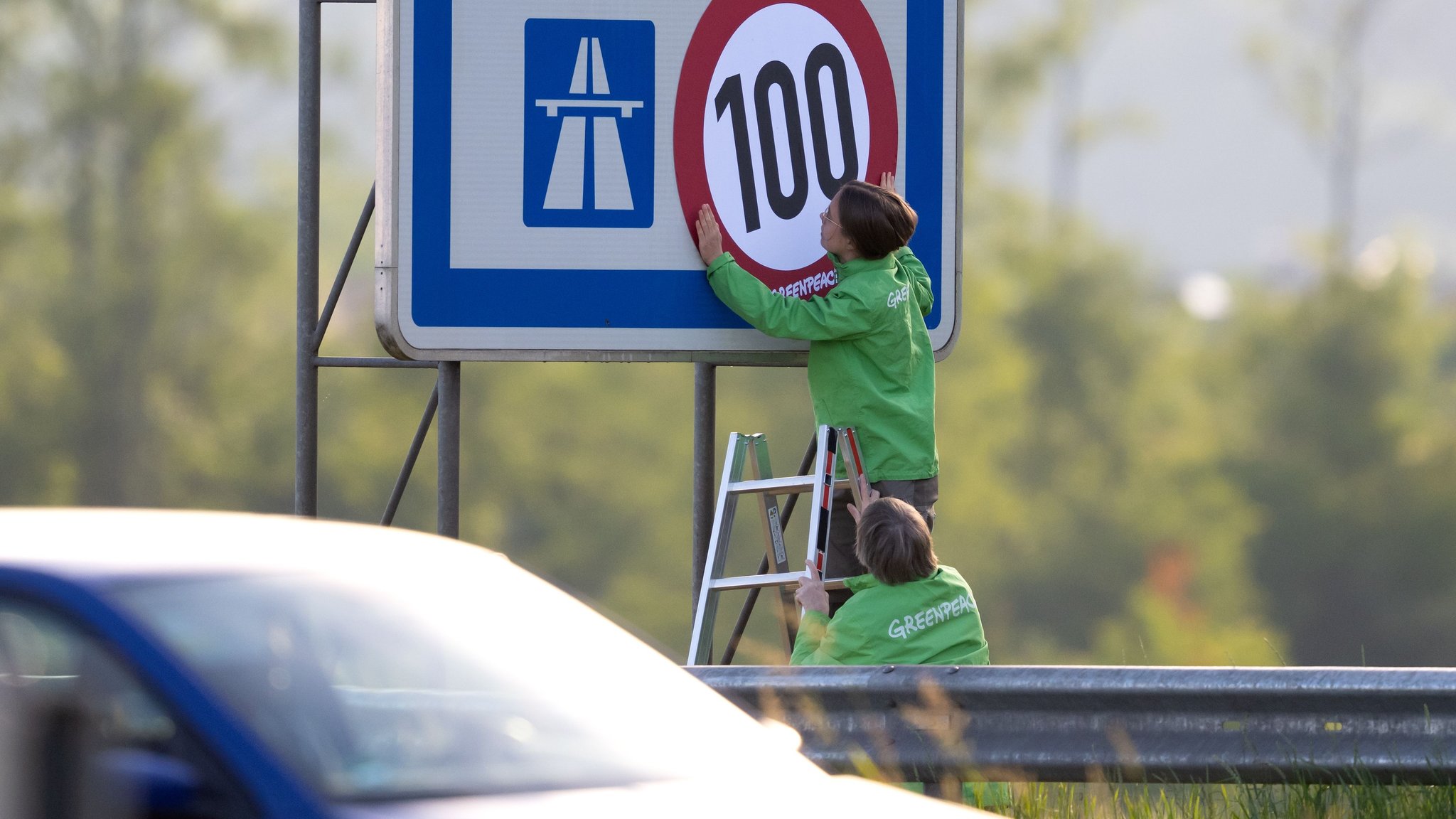 Greenpeace-Aktivisten überkleben Hinweisschild | Bild: dpa-Bildfunk/A4366 Sven Hoppe Greenpeace-Aktivisten überkleben Hinweisschild