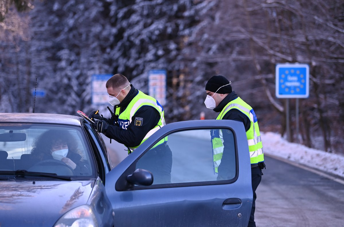 Bundespolizei kontrolliert Einreisende an der bayerisch-tschechischen Grenze bei Märching im Landkreis Tirschenreuth.