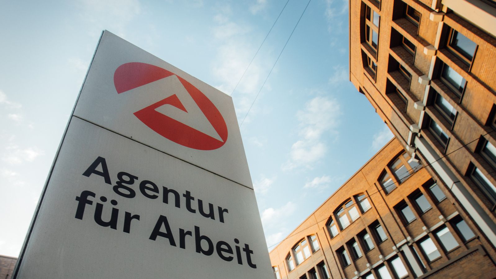 Trotz aller Krisen: Der Arbeitsmarkt bleibt stabil | BR24