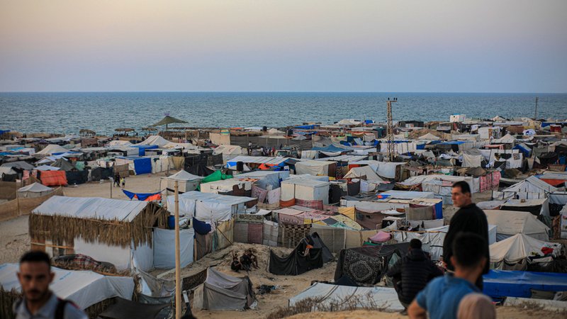 Behelfsmäßige Zelte für vertriebene Palästinenser stehen im Mawasi-Gebiet in der Stadt Chan Junis im südlichen Gazastreifen. | Bild: dpa-Bildfunk/Rizek Abdeljawad Behelfsmäßige Zelte für vertriebene Palästinenser stehen im Mawasi-Gebiet in der Stadt Chan Junis im südlichen Gazastreifen.