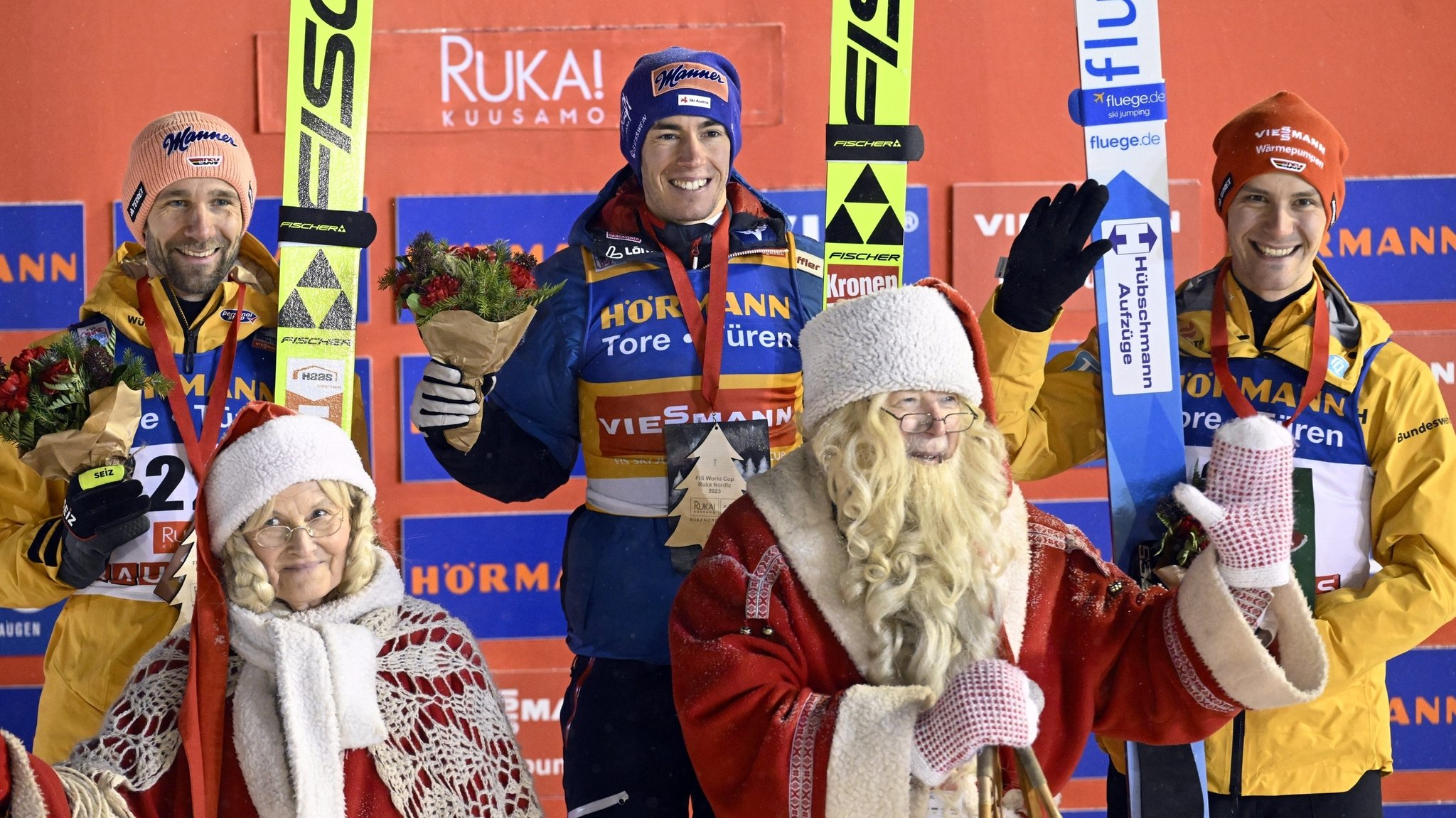 Pius Paschke, Stefan Kraft und Stephan Leyhe (v.l.n.r.) bei der Siegerehrung nach dem Skisprung-Weltcup in Ruka