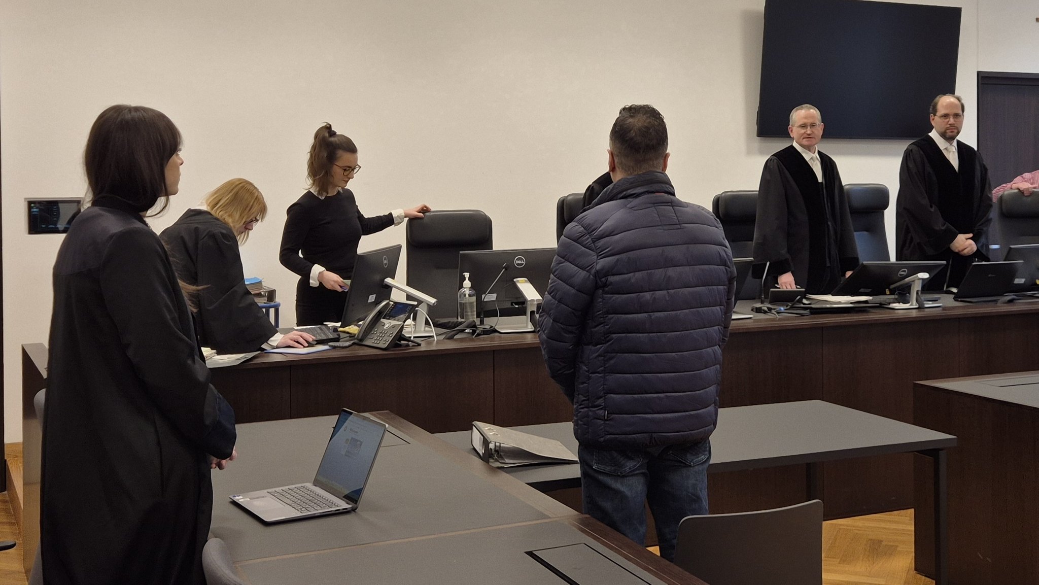 Der angeklagte Arzt am 23. Februar 2026 vor dem Landgericht Nürnberg-Fürth.