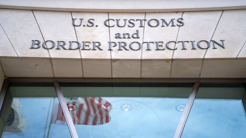 US-Zölle: Wer bezahlt, wer treibt ein? | Bild: picture alliance / newscom | BONNIE CASH US-Zölle: Wer bezahlt, wer treibt ein?