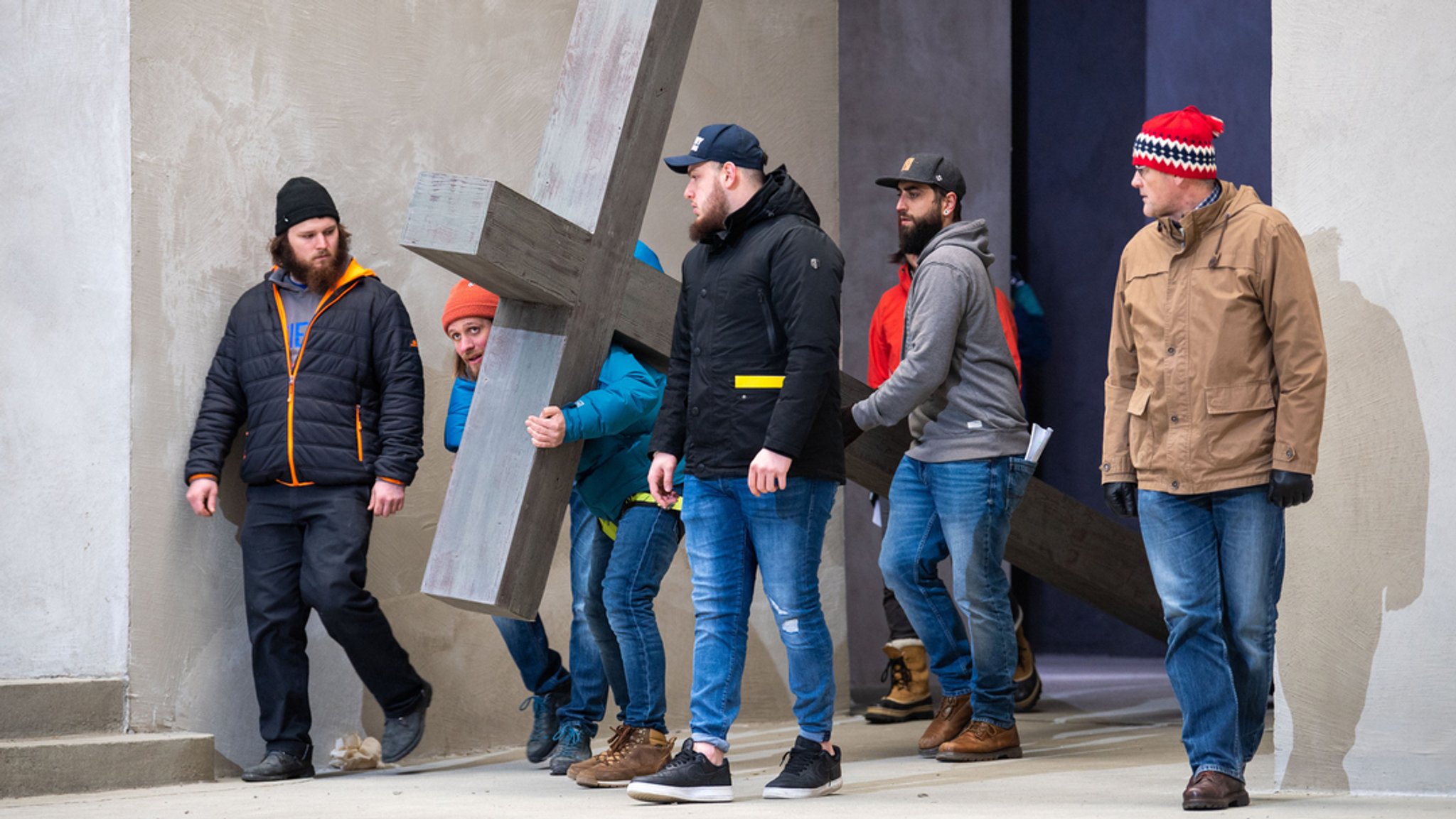 März 2020: Schauspieler um Frederik Mayet (2.v.l), der die Rolle von Jesus Christus spielt, proben auf der Bühne des Passionsspielhauses in Oberammergau.