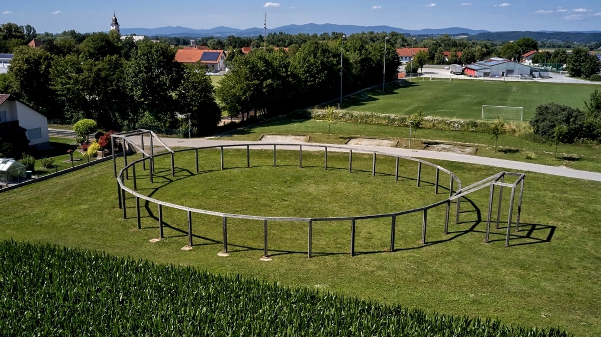 In Künzing gab es entlang des Limes ein römisches Amphitheater, seine Dimensionen macht eine Teilrekonstruktion im Ort klar.