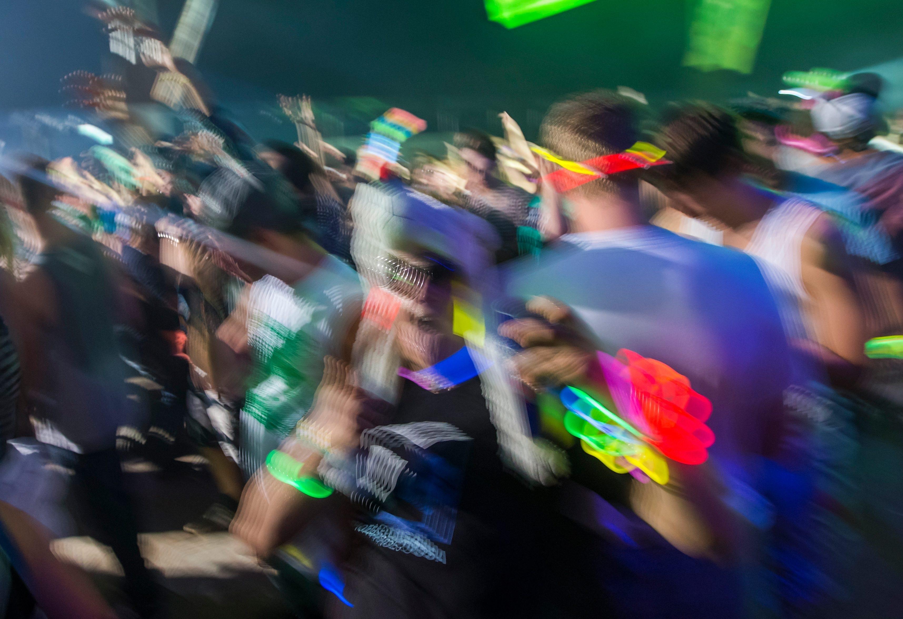 Fans elektronischer Musik feiern auf einer Party (Symbolbild)