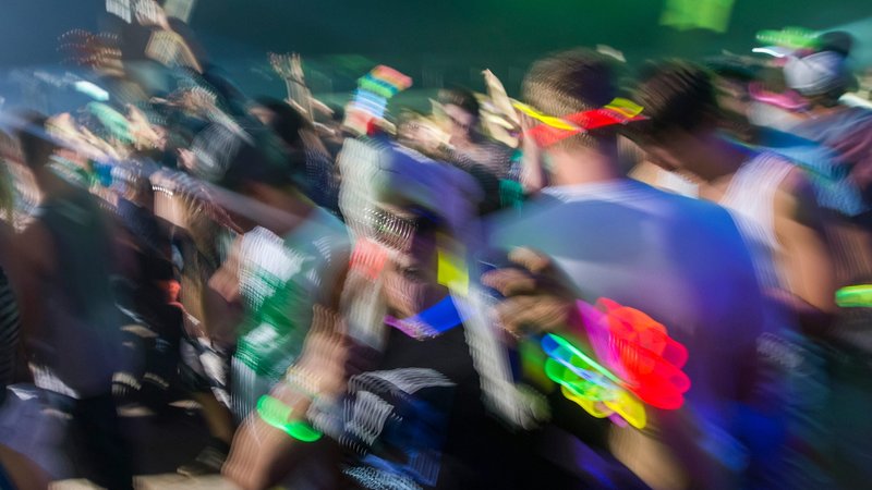 Fans elektronischer Musik feiern auf einer Party (Symbolbild) | Bild: picture alliance / dpa | Michael Reichel Fans elektronischer Musik feiern auf einer Party (Symbolbild)