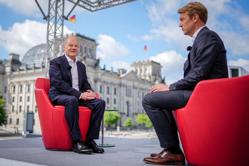 23.06.2024, Berlin: Bundeskanzler Olaf Scholz (SPD) sitzt zu Beginn des ARD-Sommerinterviews im «Bericht aus Berlin» bei Markus Preiß (r), Leiter des ARD-Hauptstadtstudios. (zu dpa: «Debatte um Haushalt - Scholz: Müssen mit dem auskommen, was wir haben») Foto: Kay Nietfeld/dpa +++ dpa-Bildfunk +++