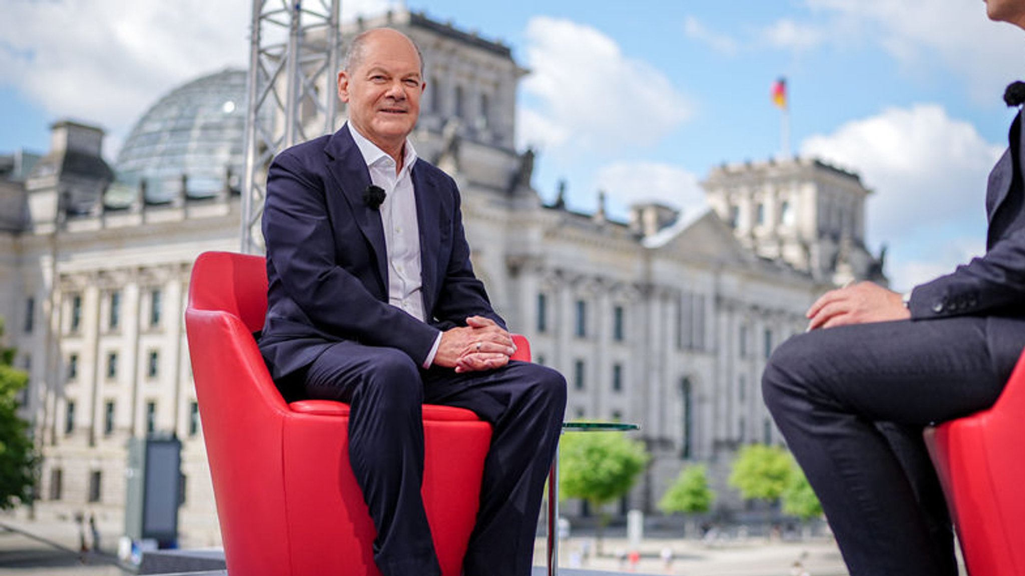 23.06.2024, Berlin: Bundeskanzler Olaf Scholz (SPD) sitzt zu Beginn des ARD-Sommerinterviews im «Bericht aus Berlin» bei Markus Preiß (r), Leiter des ARD-Hauptstadtstudios. (zu dpa: «Debatte um Haushalt - Scholz: Müssen mit dem auskommen, was wir haben») Foto: Kay Nietfeld/dpa +++ dpa-Bildfunk +++