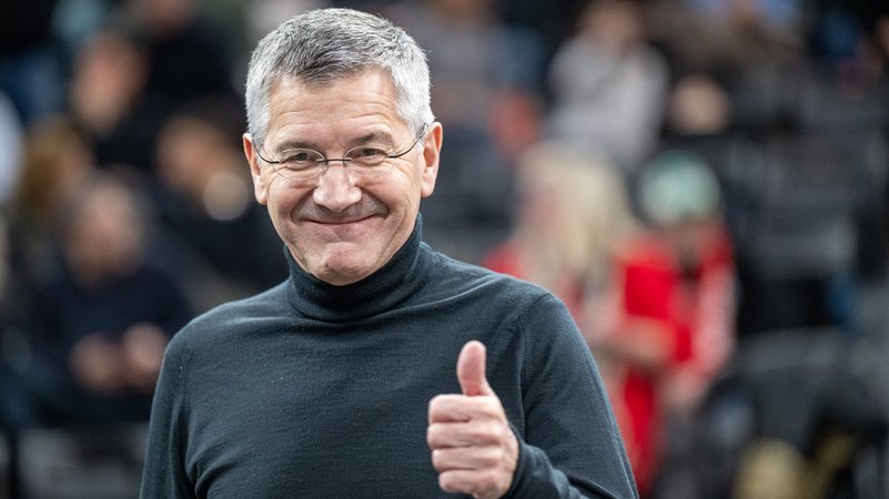Daumen hoch auch bald bei der Kimmich-Verlängerung? FC-Bayern-Präsident Herbert Hainer. | Bild: picture-alliance / dpa Daumen hoch auch bald bei der Kimmich-Verlängerung? FC-Bayern-Präsident Herbert Hainer.