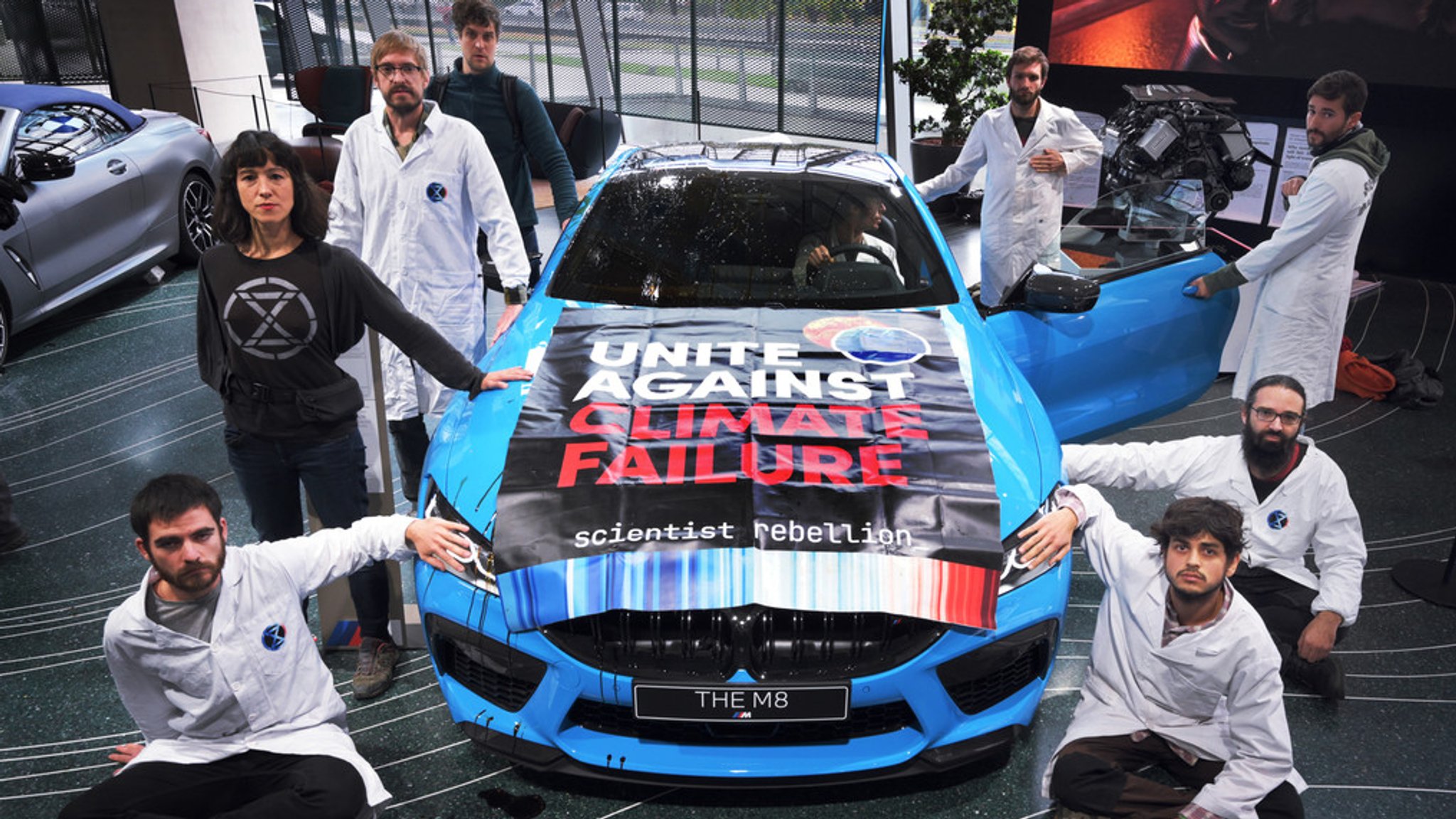 Aktion von Scientist-Rebellion-Klimaaktivisten in der BMW Welt am 29.10.2022.