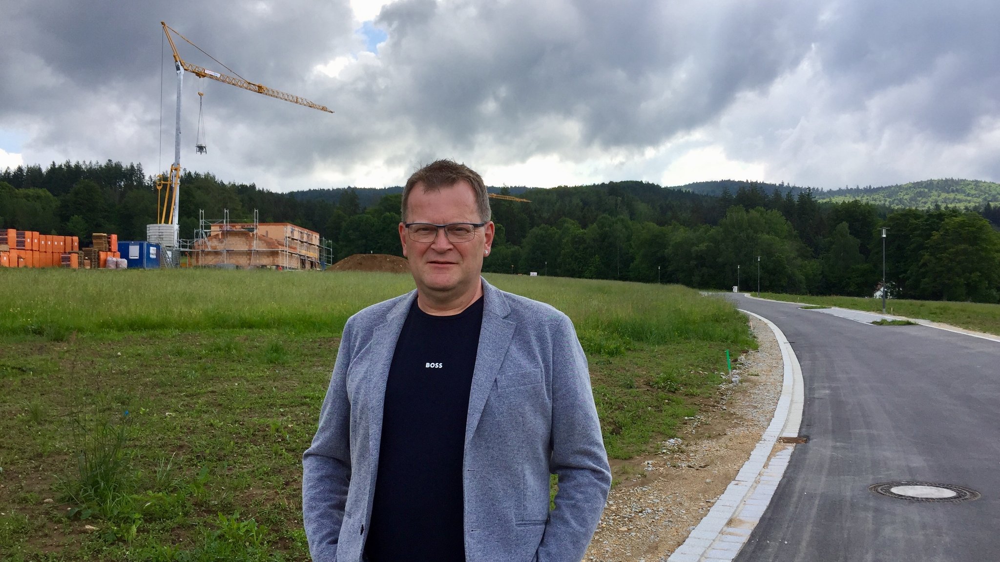 Der Frauenauer Bürgermeister Fritz Schreder im neuen Baugebiet Hirschgartenstraße in Frauenau 