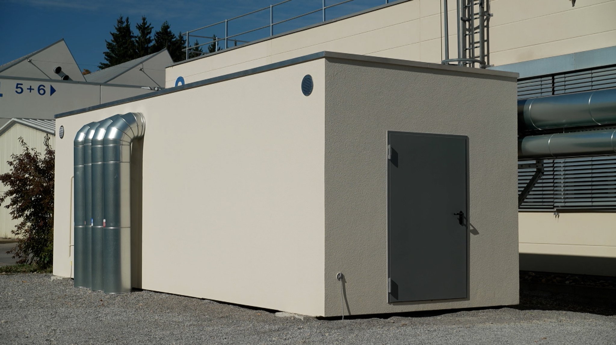 Abwärme statt Energieverlust: In Memmingen soll die überschüssige Wärme eines Elektrotechnikherstellers künftig ins Fernwärmenetz fließen. Das | Bild: BR Abwärme statt Energieverlust: In Memmingen soll die überschüssige Wärme eines Elektrotechnikherstellers künftig ins Fernwärmenetz fließen. Das