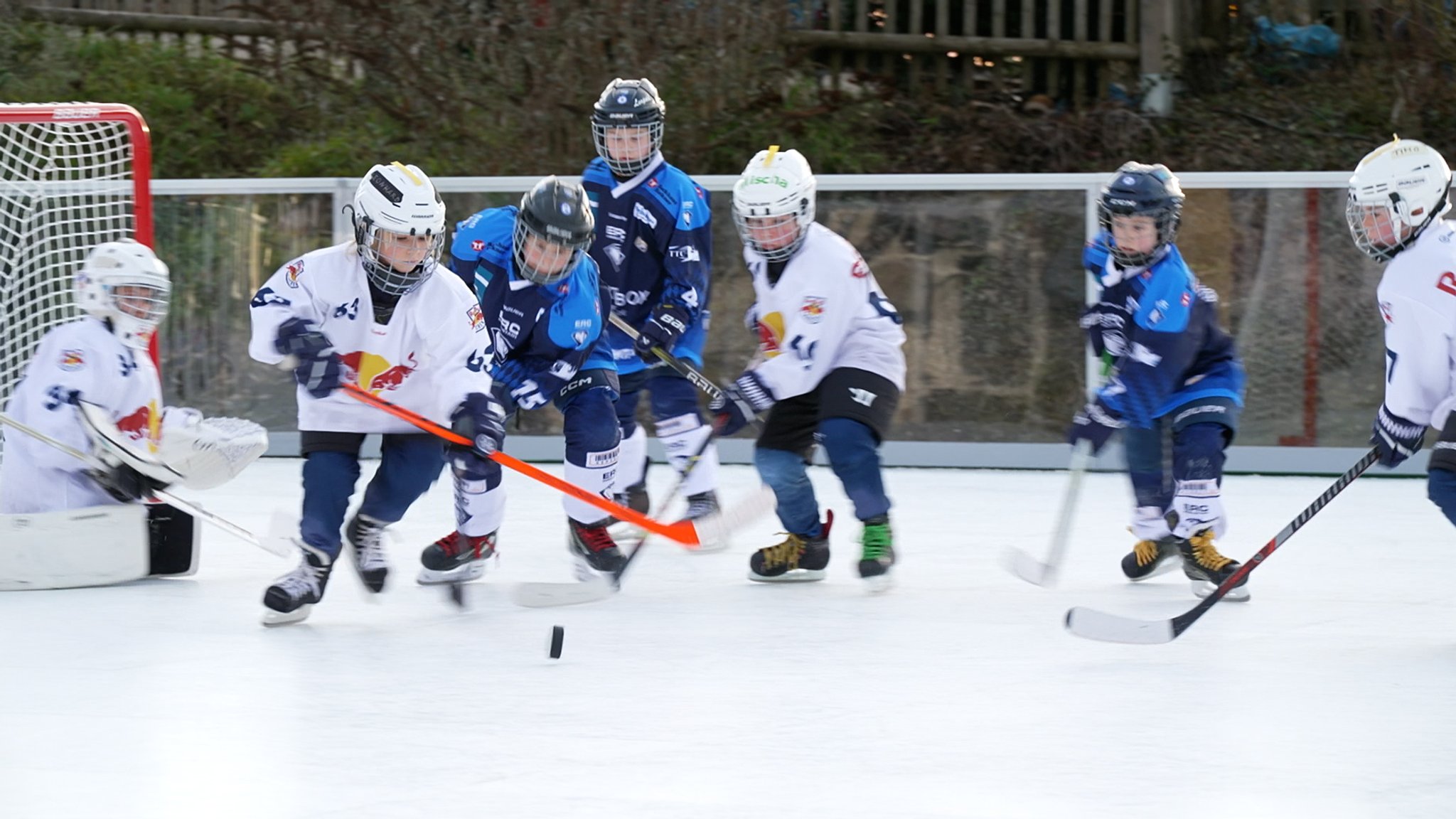 In Schwaben wird Eishockey auf Plastik-Eis gespielt | Bild: BR / Annika Thommes In Schwaben wird Eishockey auf Plastik-Eis gespielt