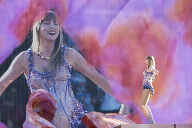ARCHIV - 09.07.2024, Schweiz, Zürich: Die US-amerikanische Singer-Songwriterin Taylor Swift tritt während ihres Konzerts im Rahmen ihrer «Eras Tour» im Letzigrund-Stadion auf. (zu dpa: «Das gehört alles zum Universum von Taylor Swift») Foto: Ennio Leanza/KEYSTONE/dpa +++ dpa-Bildfunk +++