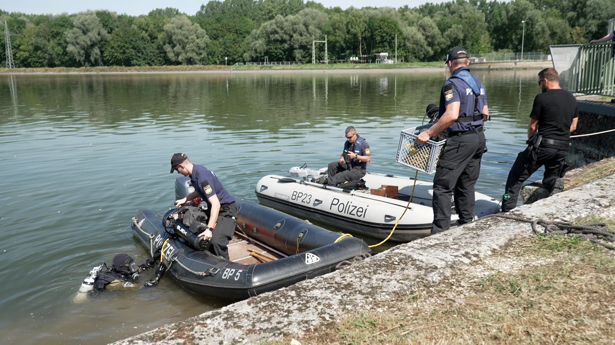 Eine Spezialeinheit sucht nach dem vermissten Feuerwehrmann in der Donau. 