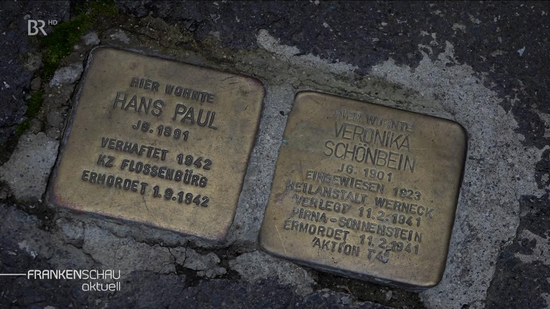 Zwei goldene Stolpersteine aus Würzburg.
