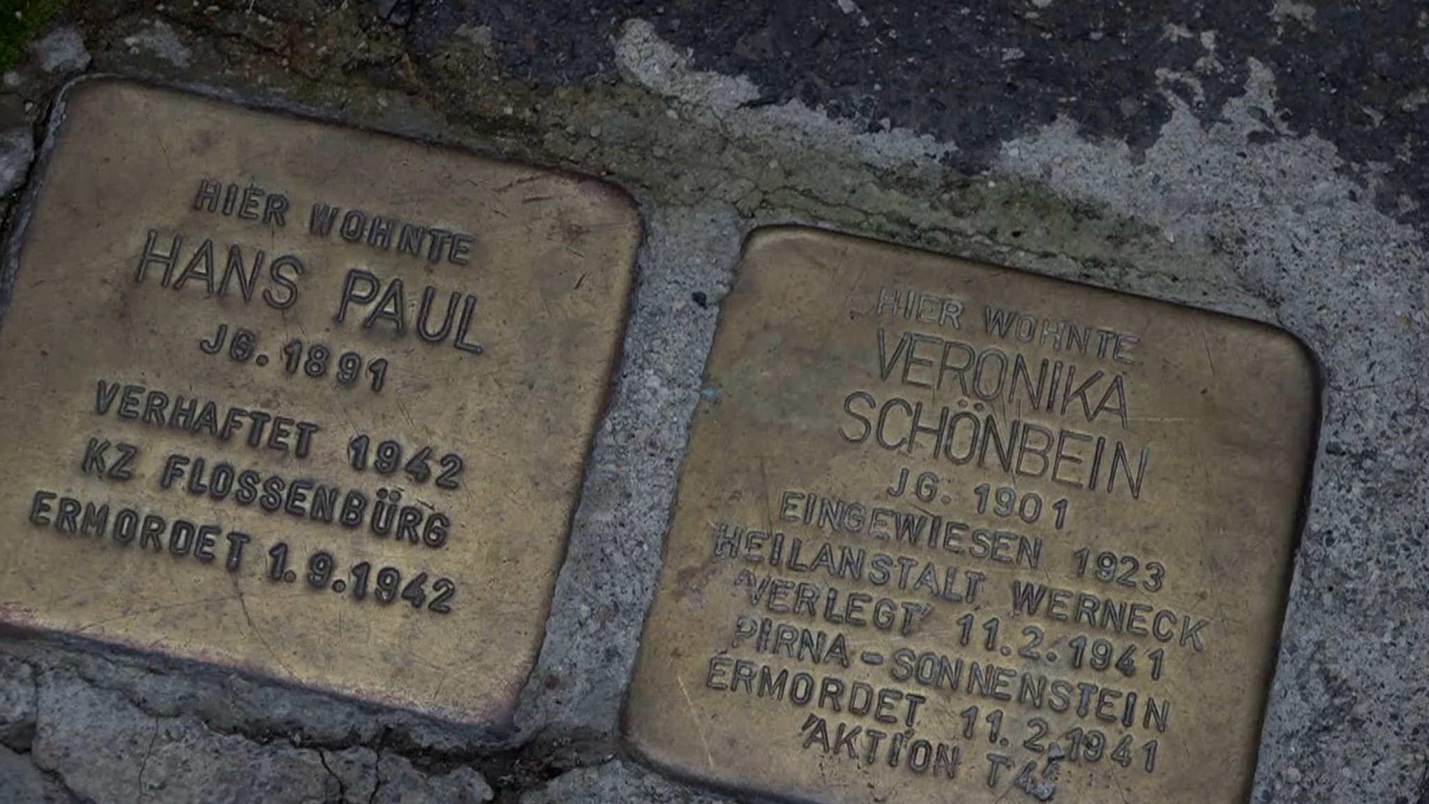 Zwei goldene Stolpersteine aus Würzburg.