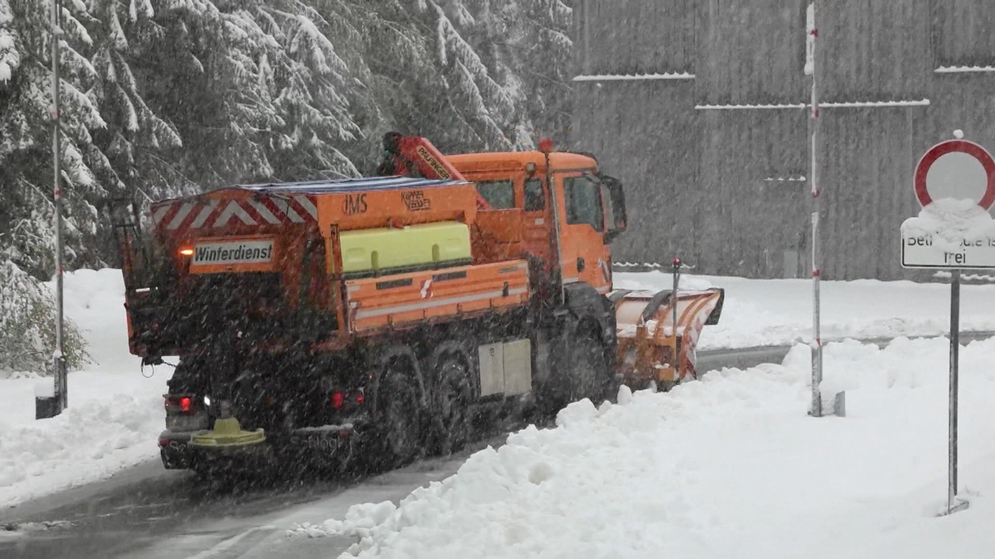 Am Wochenende hat der Winter in Bayern nochmal seine Zähne gezeigt. Das Allgäu und der Bayerische Wald meldeten mehrere Zentimeter Neuschnee.