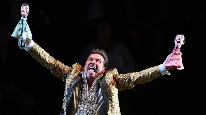 Der Schauspieler hält zwei Puppenfiguren bei den Salzburger Festspielen 2017 | Bild: Barbara Gindl/Picture Alliance Der Schauspieler hält zwei Puppenfiguren bei den Salzburger Festspielen 2017