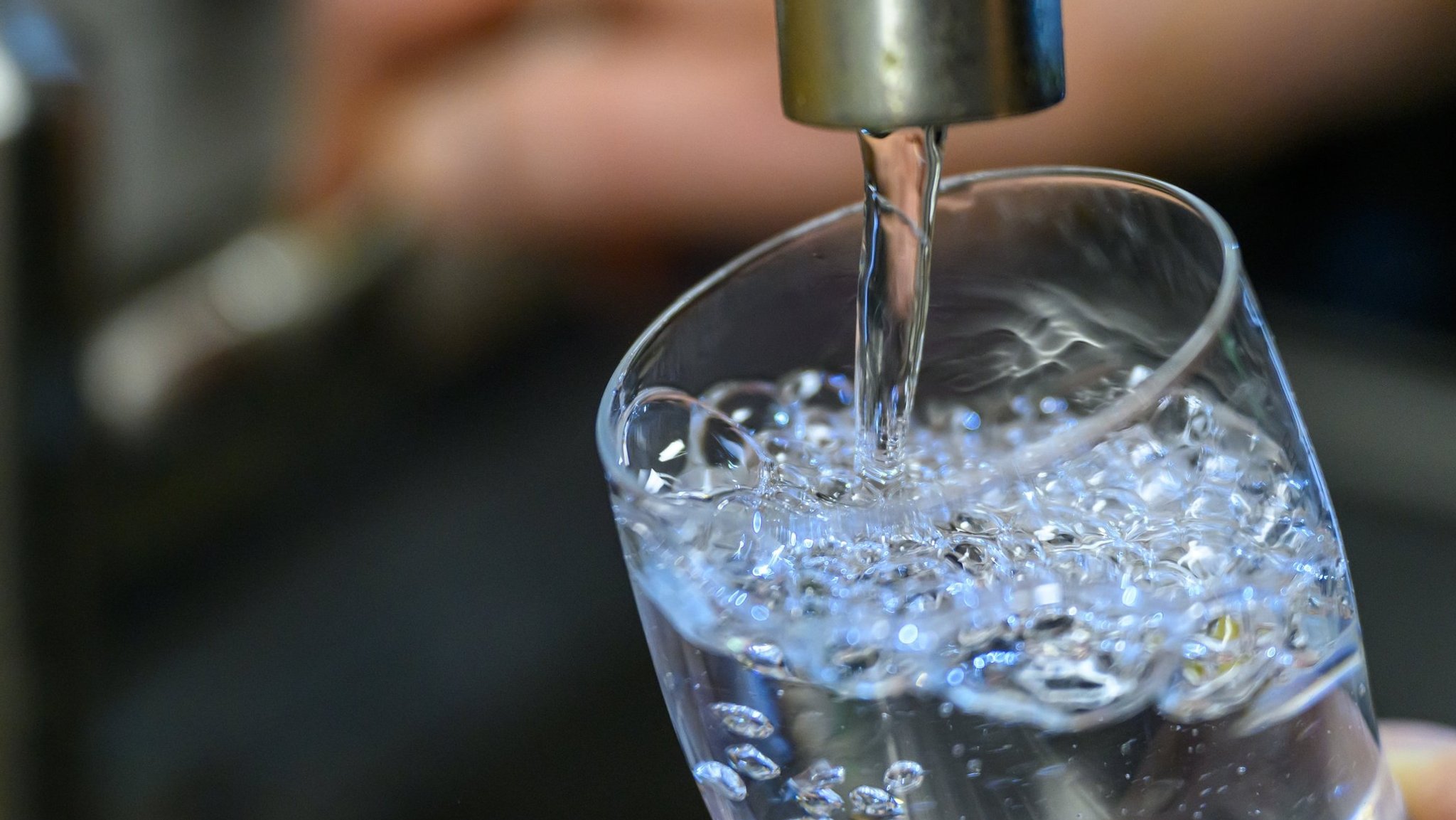 Bei einer Trinkwasser-Untersuchung hat der Bund Naturschutz in fast allen Stichproben Spuren von Ewigkeitschemikalien gefunden.