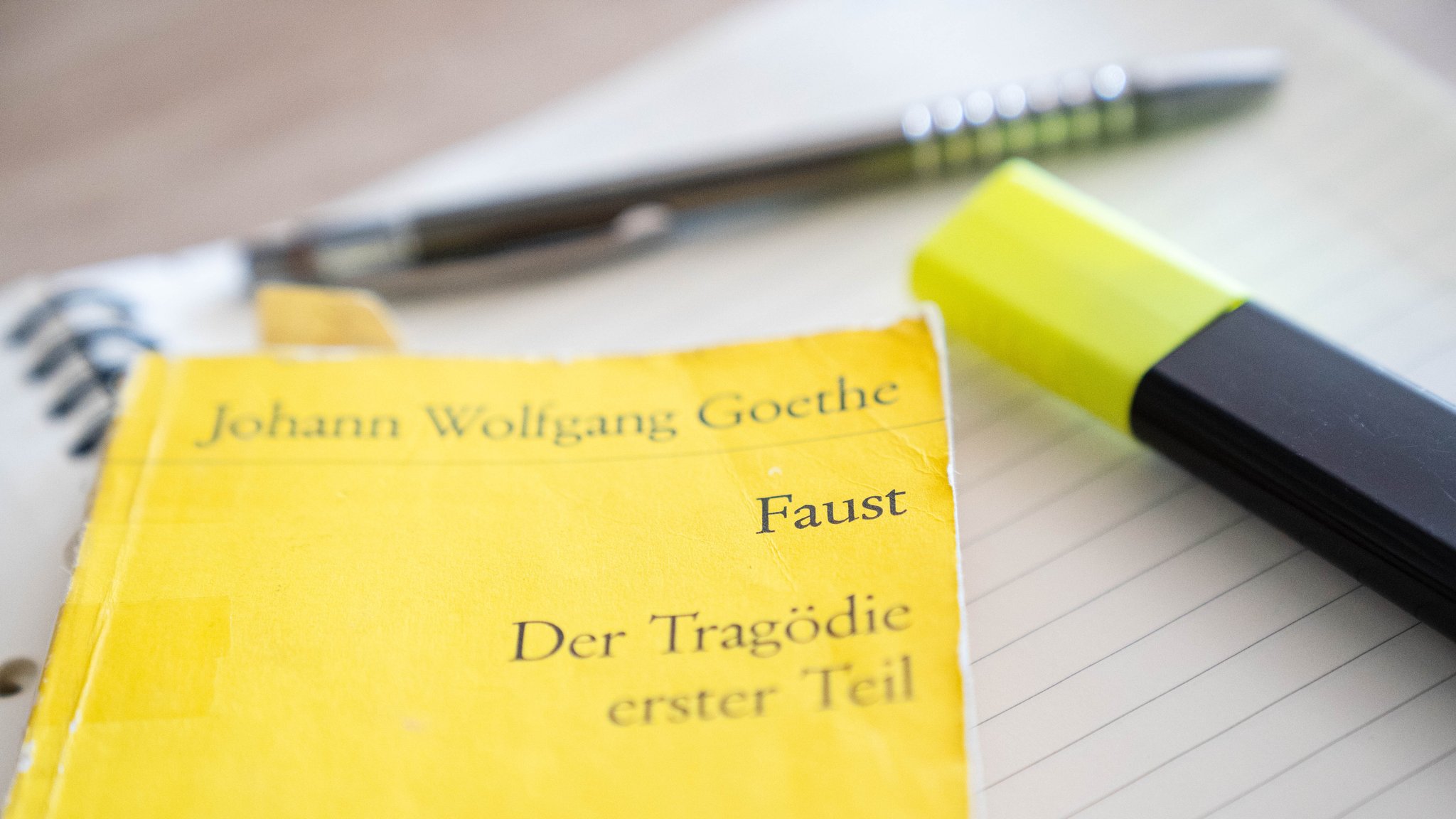 Bald eine Rarität im Schulunterricht? Original-Faust in der ikonischen gelben Reclam-Ausgabe