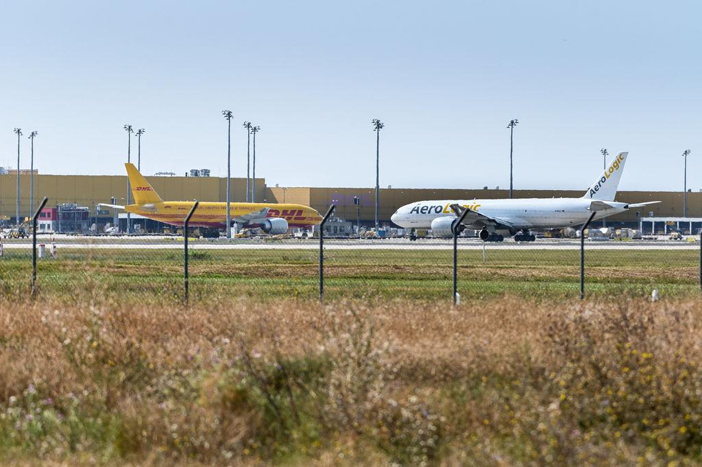 30.08.2024, Sachsen, Schkeuditz: Flugzeuge vor dem DHL Air Hub, dem Luftfrachtzentrum auf dem Flughafen Leipzig / Halle. Deutsche Sicherheitsbehörden warnen vor «unkonventionellen Brandsätzen», die von Unbekannten über Frachtdienstleister verschickt werden. In Sicherheitskreisen wird ein Zusammenhang mit russischer Sabotage nicht ausgeschlossen. Foto: Heiko Rebsch/dpa +++ dpa-Bildfunk +++