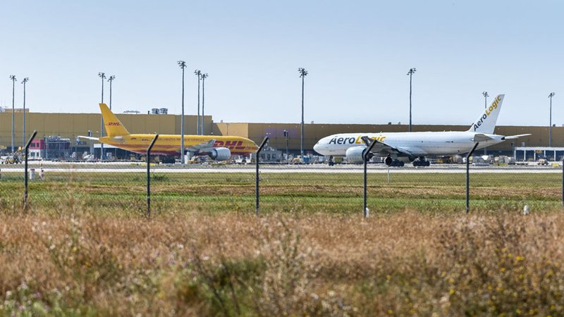 30.08.2024, Sachsen, Schkeuditz: Flugzeuge vor dem DHL Air Hub, dem Luftfrachtzentrum auf dem Flughafen Leipzig / Halle. Deutsche Sicherheitsbehörden warnen vor «unkonventionellen Brandsätzen», die von Unbekannten über Frachtdienstleister verschickt werden. In Sicherheitskreisen wird ein Zusammenhang mit russischer Sabotage nicht ausgeschlossen. Foto: Heiko Rebsch/dpa +++ dpa-Bildfunk +++ | Bild: dpa-Bildfunk/Heiko Rebsch 30.08.2024, Sachsen, Schkeuditz: Flugzeuge vor dem DHL Air Hub, dem Luftfrachtzentrum auf dem Flughafen Leipzig / Halle. Deutsche Sicherheitsbehörden warnen vor «unkonventionellen Brandsätzen», die von Unbekannten über Frachtdienstleister verschickt werden. In Sicherheitskreisen wird ein Zusammenhang mit russischer Sabotage nicht ausgeschlossen. Foto: Heiko Rebsch/dpa +++ dpa-Bildfunk +++
