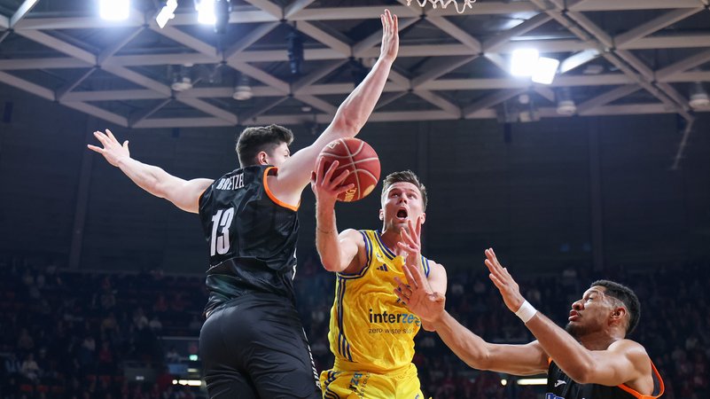Basketball-Top-Four: Spielszene Alba Berlin - ratiopharm Ulm | Bild: picture-alliance/dpa Basketball-Top-Four: Spielszene Alba Berlin - ratiopharm Ulm