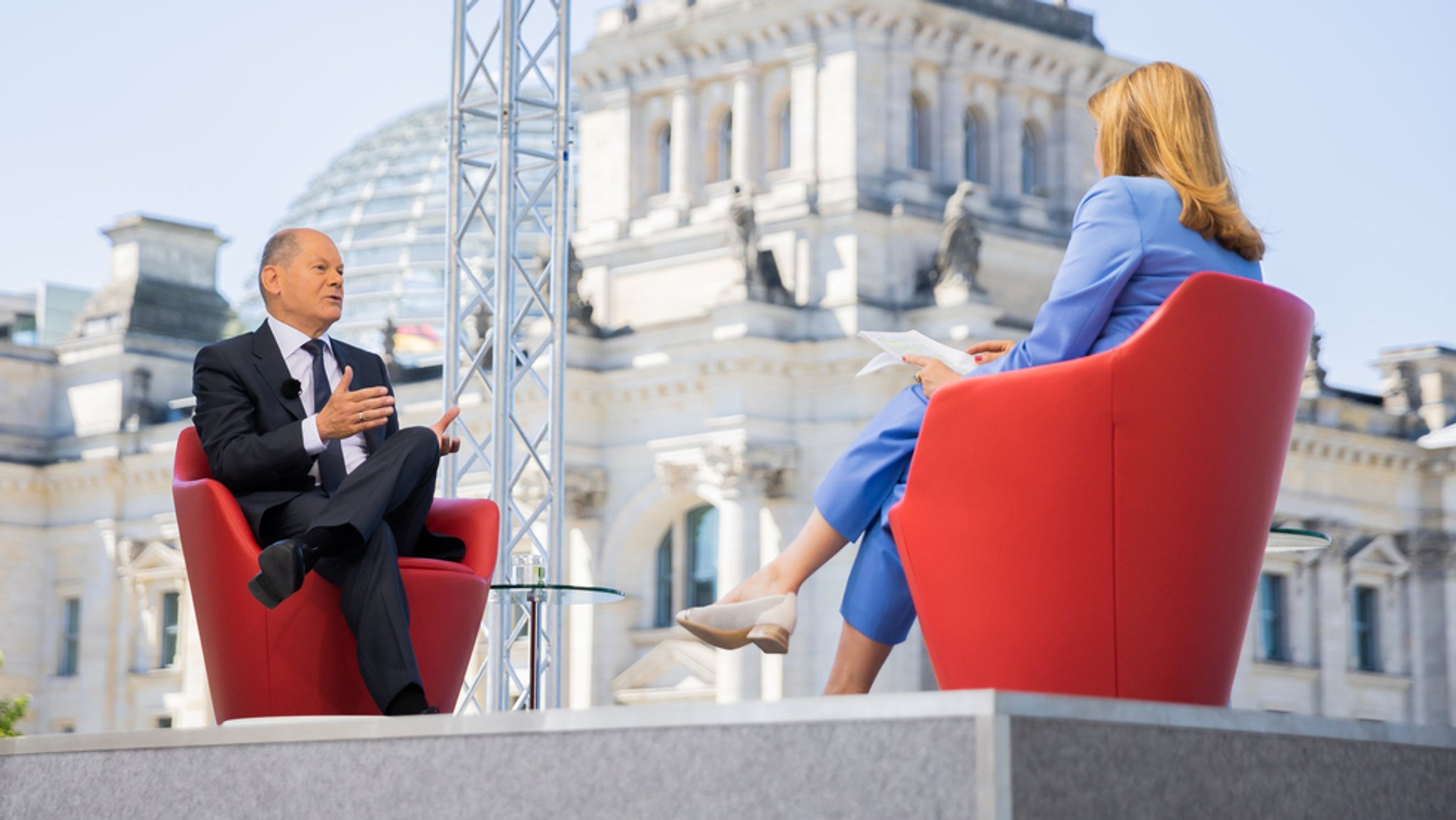 Zum Auftakt der ARD-Sommerinterviews stand Bundeskanzler Olaf Scholz (SPD) im Hauptstadtstudioleiterin Tina Hassel Rede und Antwort. 