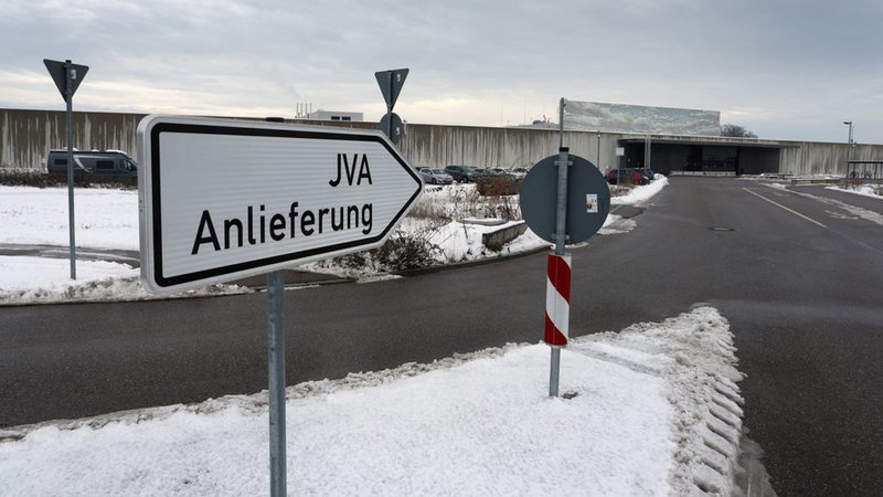 ARCHIV - 20.12.2022, Bayern, Gablingen: "JVA Anlieferung" ist auf einem Schild vor der Justizvollzugsanstalt Gablingen bei Augsburg zu lesen. Eine neue Kommission des Justizministeriums soll nun aufgrund der Misshandlungsvorwürfe gegen Justizbeamte des Gefängnisses Gablingen Konsequenzen erarbeiten. (zu dpa: «Ex-Spitzenjurist leitet Gablingen-Aufklärungsgremium») Foto: Karl-Josef Hildenbrand/dpa +++ dpa-Bildfunk +++ | Bild: dpa-Bildfunk/Karl-Josef Hildenbrand ARCHIV - 20.12.2022, Bayern, Gablingen: "JVA Anlieferung" ist auf einem Schild vor der Justizvollzugsanstalt Gablingen bei Augsburg zu lesen. Eine neue Kommission des Justizministeriums soll nun aufgrund der Misshandlungsvorwürfe gegen Justizbeamte des Gefängnisses Gablingen Konsequenzen erarbeiten. (zu dpa: «Ex-Spitzenjurist leitet Gablingen-Aufklärungsgremium») Foto: Karl-Josef Hildenbrand/dpa +++ dpa-Bildfunk +++