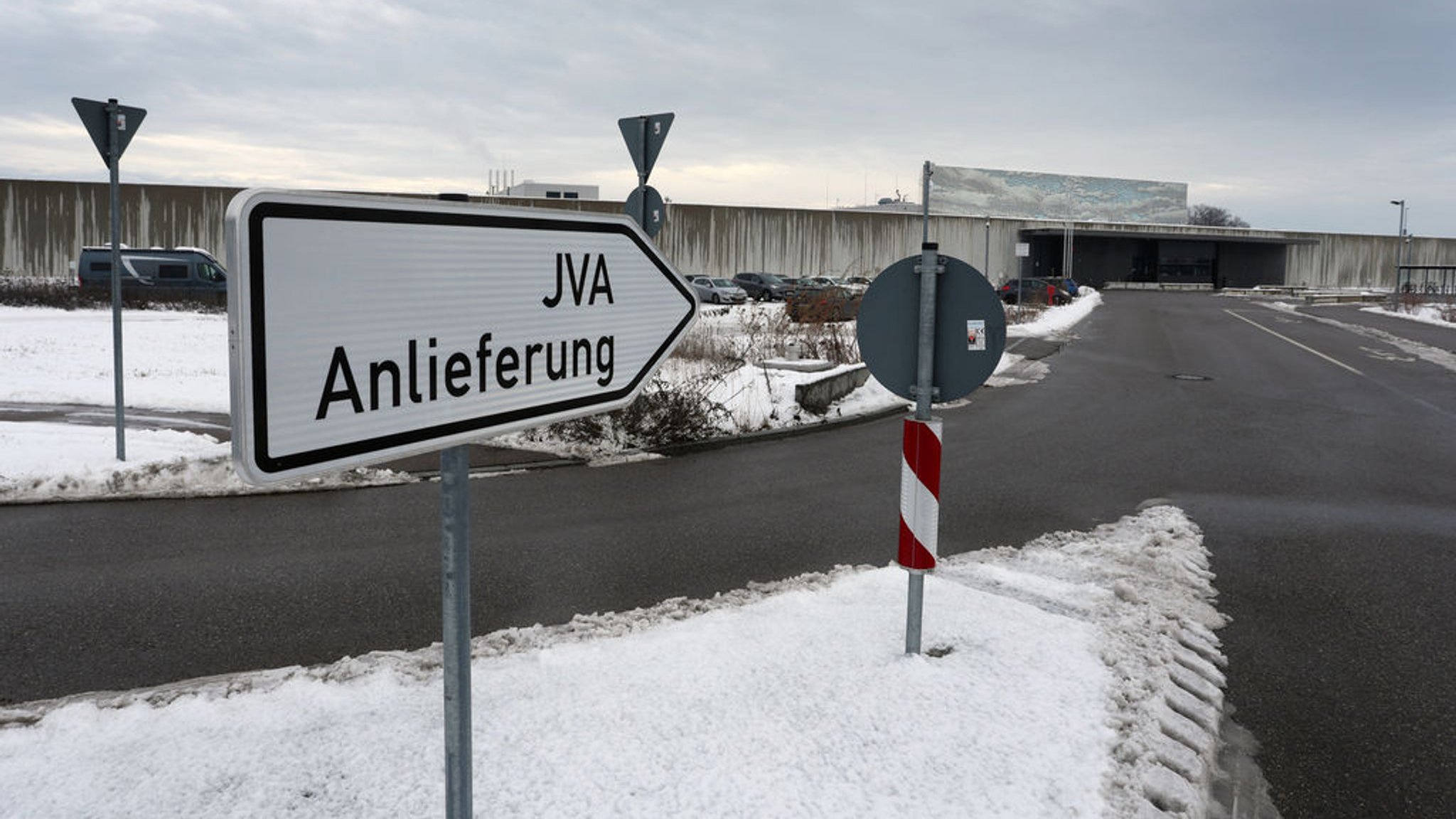 ARCHIV - 20.12.2022, Bayern, Gablingen: "JVA Anlieferung" ist auf einem Schild vor der Justizvollzugsanstalt Gablingen bei Augsburg zu lesen. Eine neue Kommission des Justizministeriums soll nun aufgrund der Misshandlungsvorwürfe gegen Justizbeamte des Gefängnisses Gablingen Konsequenzen erarbeiten. (zu dpa: «Ex-Spitzenjurist leitet Gablingen-Aufklärungsgremium») Foto: Karl-Josef Hildenbrand/dpa +++ dpa-Bildfunk +++