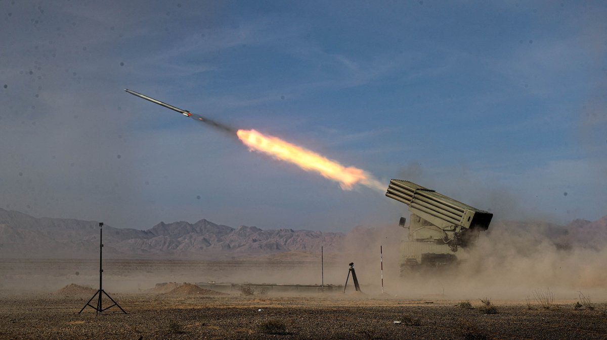 Während einer Militärübung in Isfahan im Iran wird eine Rakete abgefeuert