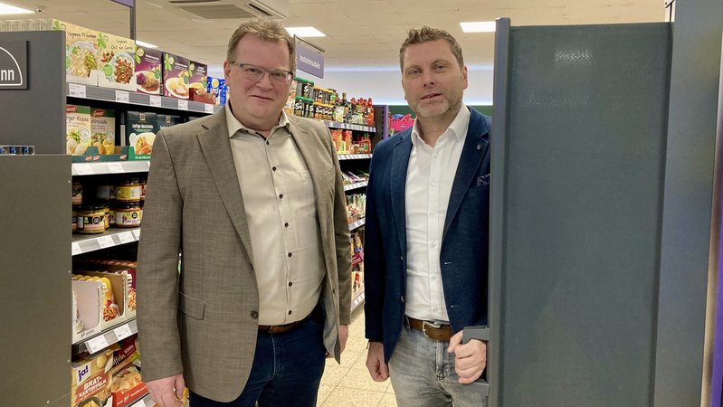 Frauenaus Bürgermeister Fritz Schreder und der Geschäftsführer von "Tante Enso", Norbert Hegmann aus Bremen, ziehen im Laden in Frauenau im Landkreis Regen eine Trennwand ein. | Bild: BR/Renate Roßberger Frauenaus Bürgermeister Fritz Schreder und der Geschäftsführer von "Tante Enso", Norbert Hegmann aus Bremen, ziehen im Laden in Frauenau im Landkreis Regen eine Trennwand ein.