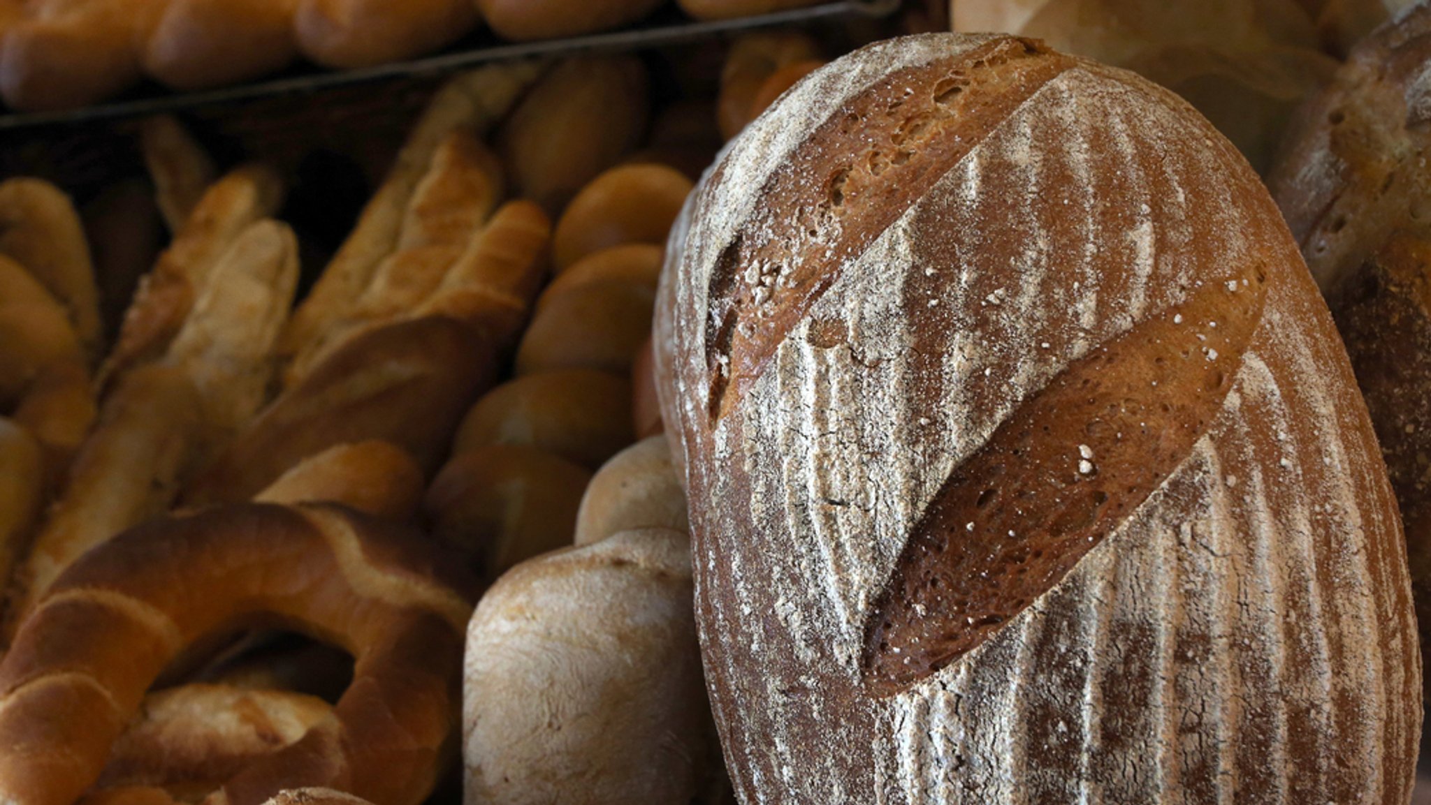  Über 200 Zusatzstoffe sind zugelassen. Vieles muss nicht angegeben werden, weil es angeblich beim Backprozess inaktiv wird. Was viele Verbraucher nicht wissen: Oft ist sogar schon das Mehl, das in Bäckereien oder in Supermärkten landet, vorbehandelt. Beigemischt werden mitunter technische Enzyme.