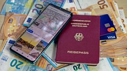 Deutscher Reisepass mit Geldscheinen, Kreditkarten und Smartphone mit App mit Landkarte und Sehenswürdigkeiten | Bild:pa/dpa/Chromorange/Jürgen Schott