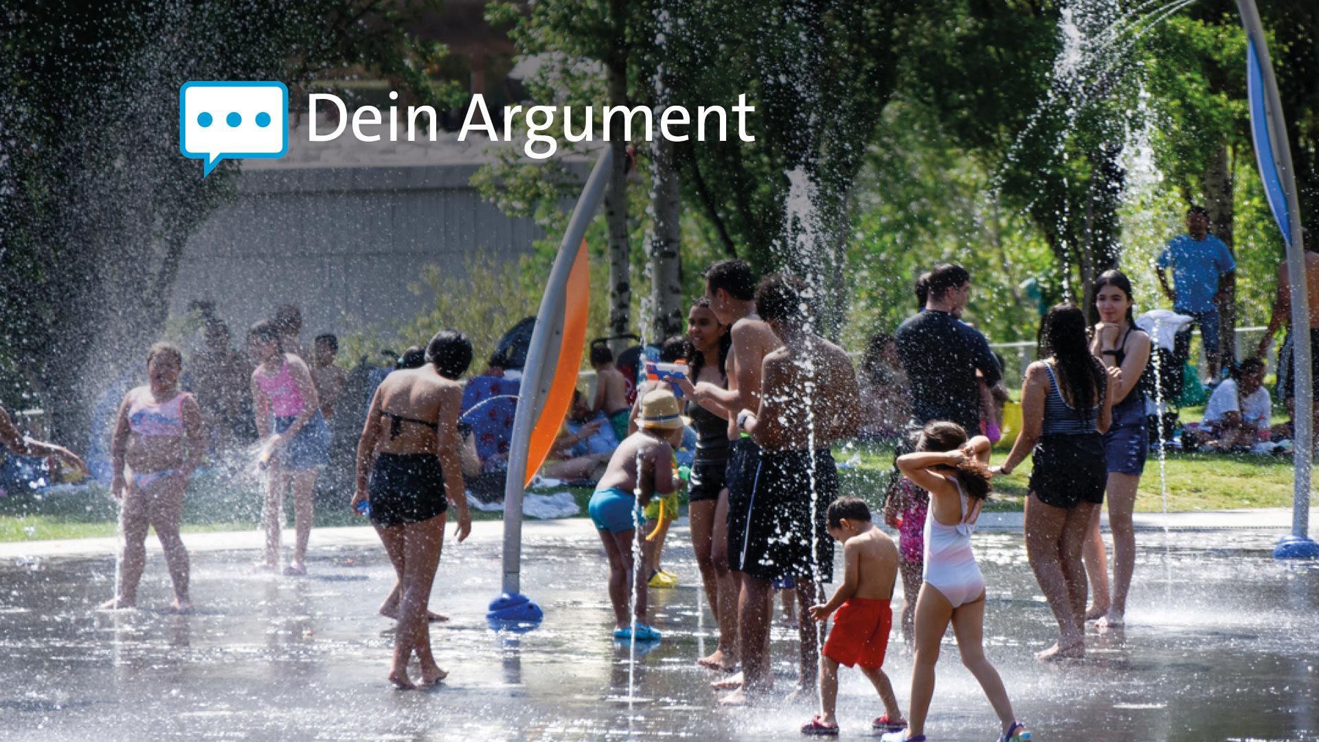 Menschen kühlen sich in dem Wasser auf einem Fontänenfeld in Madrid ab.