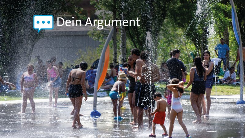 Menschen kühlen sich in dem Wasser auf einem Fontänenfeld in Madrid ab. | Bild: Richard Zubelzu/ZUMA Press Wire/dpa Menschen kühlen sich in dem Wasser auf einem Fontänenfeld in Madrid ab.