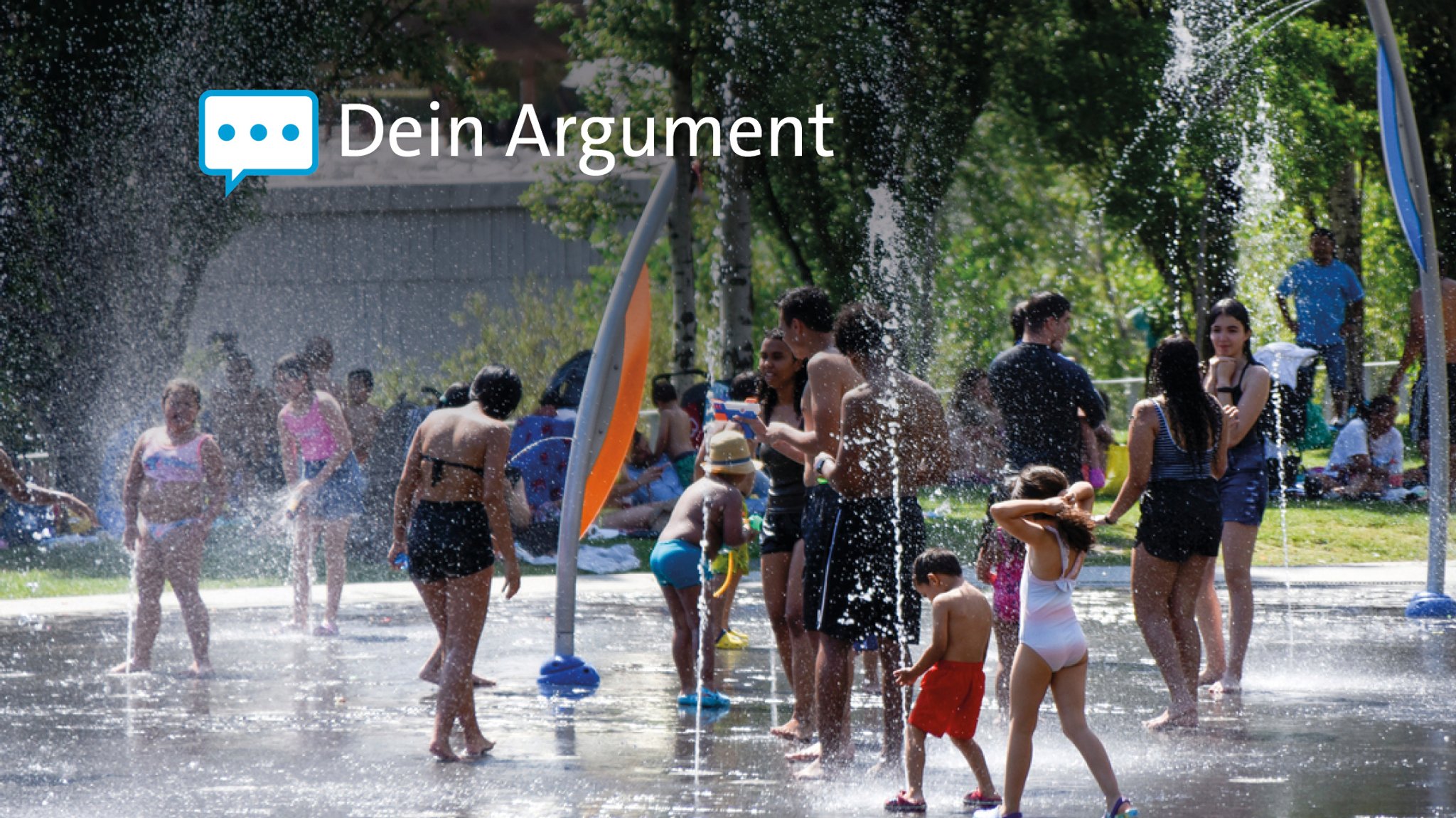 Menschen kühlen sich in dem Wasser auf einem Fontänenfeld in Madrid ab.