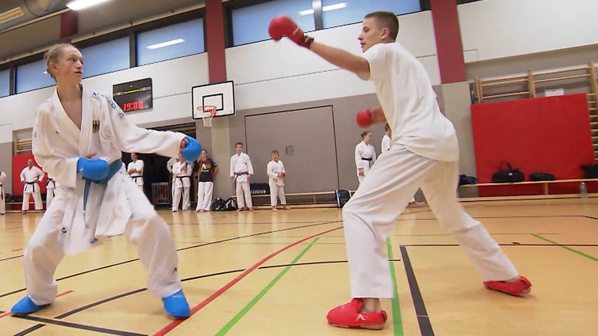 Paul Hörner (links) beim Karate-Training mit seinem Sparringpartner