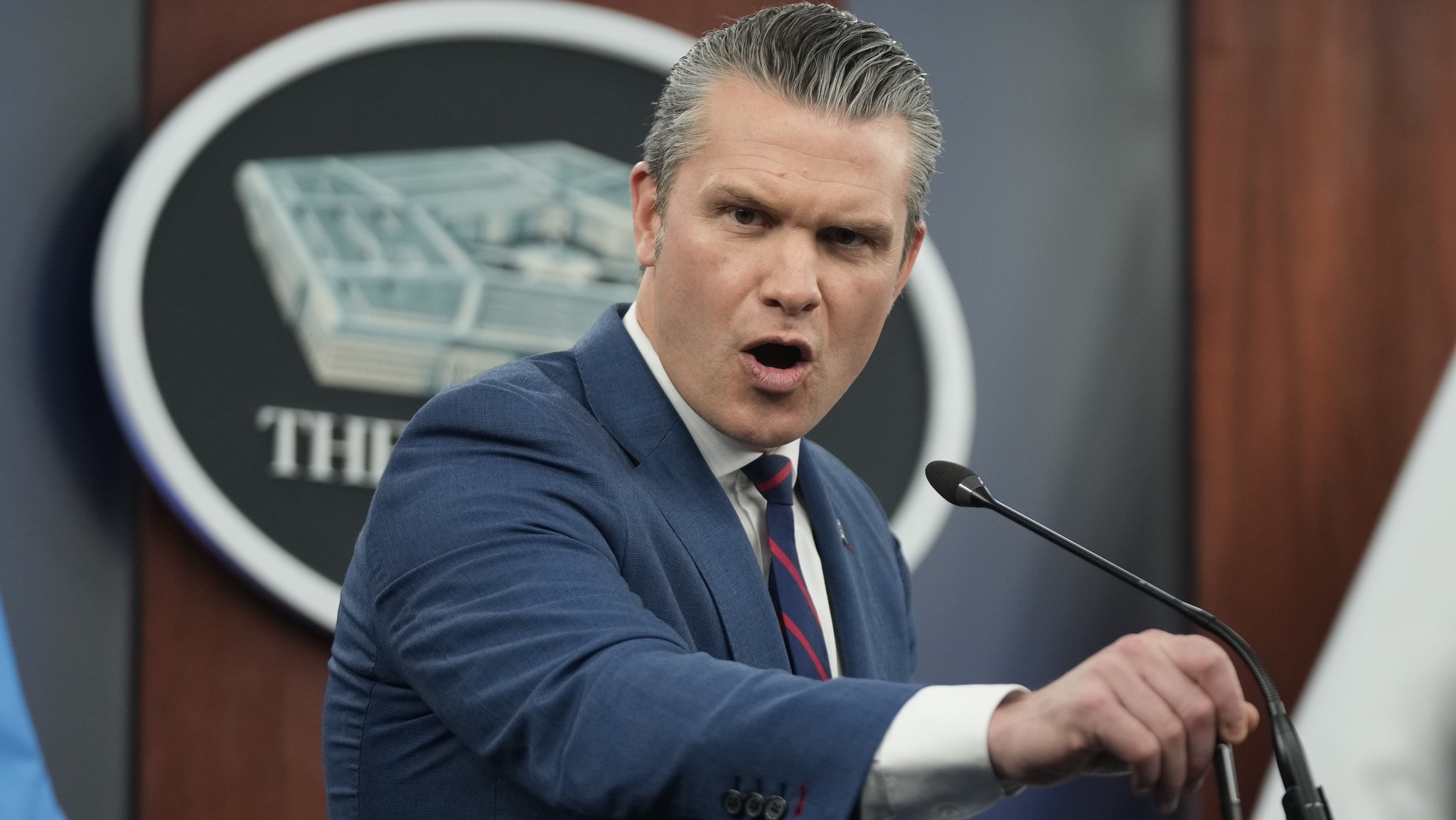 US-Verteidigungsminister Pete Hegseth spricht während einer Pressekonferenz im Pentagon. | Bild: dpa-Bildfunk/Mark Schiefelbein US-Verteidigungsminister Pete Hegseth spricht während einer Pressekonferenz im Pentagon.