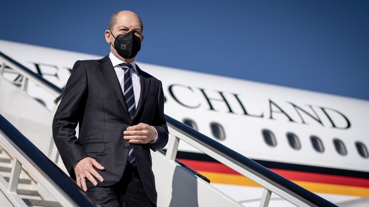 Bundeskanzler Olaf Scholz steigt mit Maske aus dem Flugzeug (Archivbild vom 17.1.22)