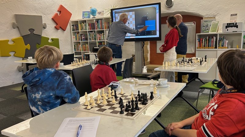 Schachtreff in der Stadtbibliothek Gerolzhofen | Bild: BR / Achim Winkelmann Schachtreff in der Stadtbibliothek Gerolzhofen