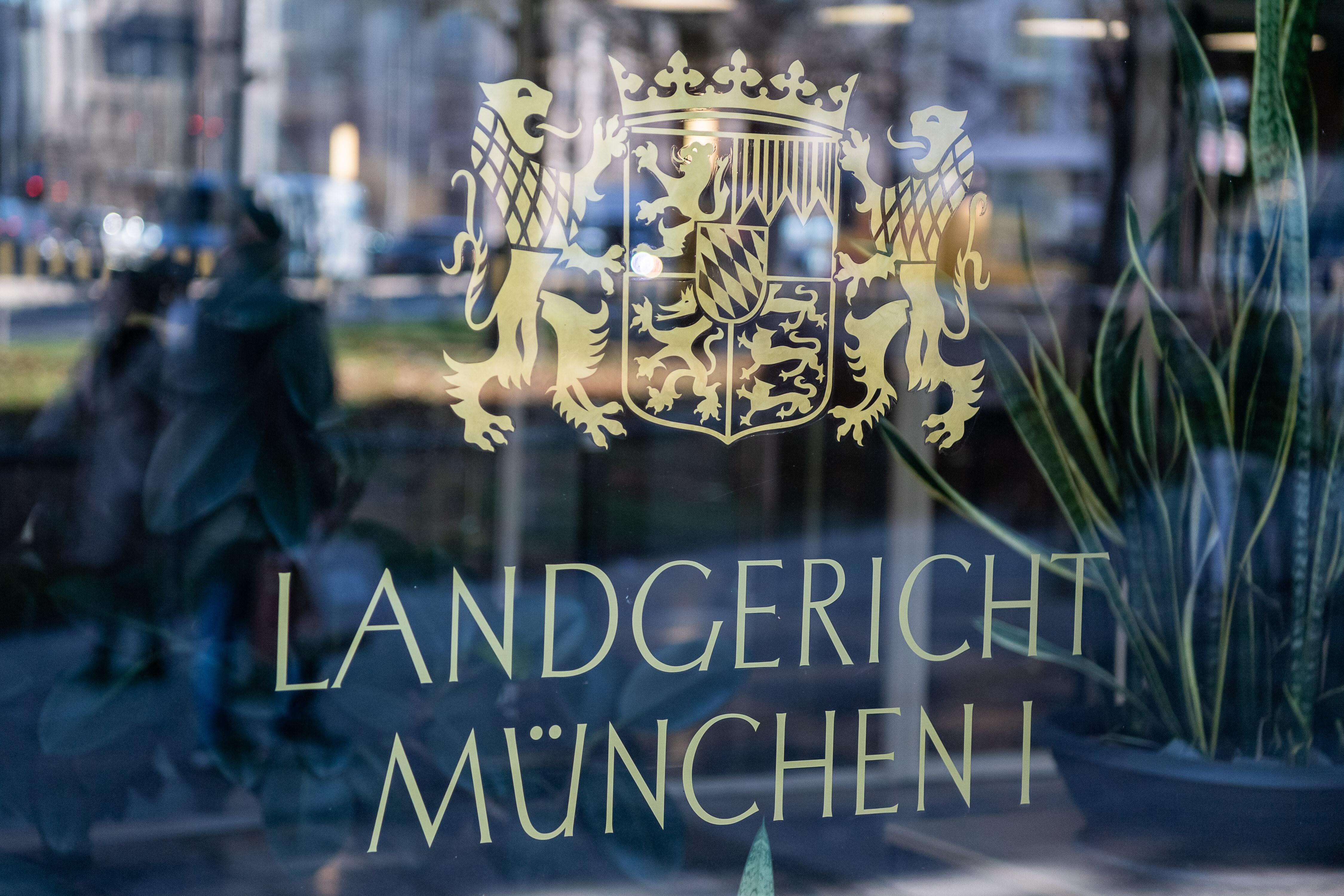 Eingangsbereich zum Justizgebaeude am Lenbachplatz 7 mit dem Landgericht Muenchen I Schriftzug und Wappen