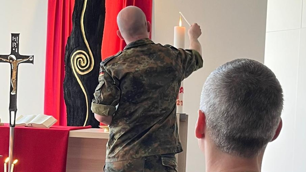 Bayerische Soldaten zünden in einer Militärkapelle eine Kerze an und versuchen ihren Ängsten und Sorgen Raum zu geben