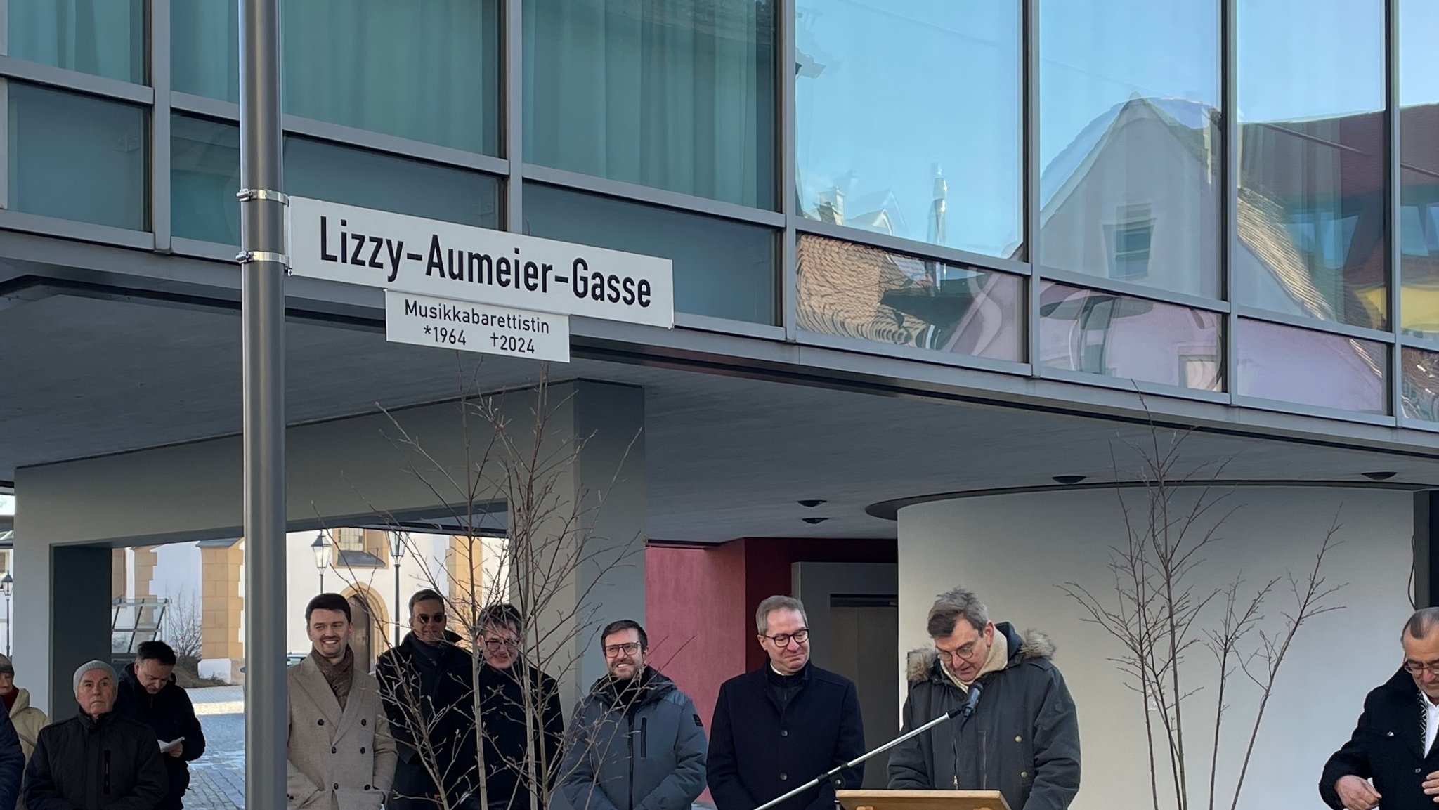 Straßenschild in Neumarkt mit der Aufschrift "Lizzy-Neumeier-Gasse"