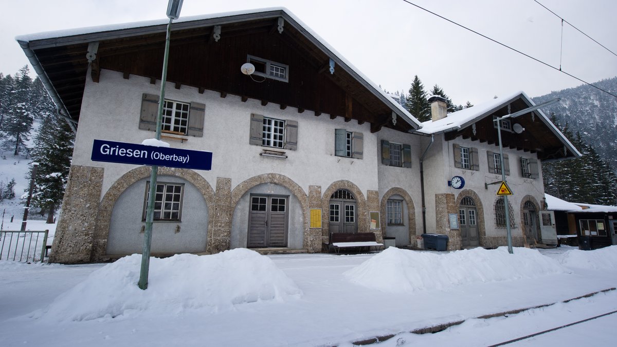 Der Bahnhof in Griesen im Winter (Archivbild)