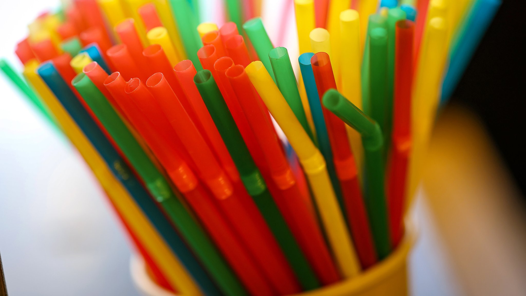 Trotz EU-Verbot: Plastik-Strohhalme weiter erhältlich